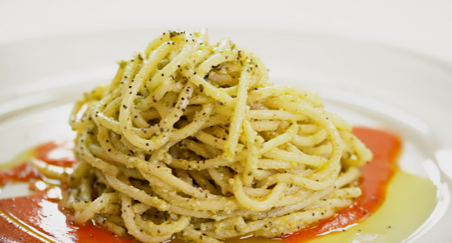 Espaguetis al pesto de cáñamo con salsa Pomodorina y semillas de amapola