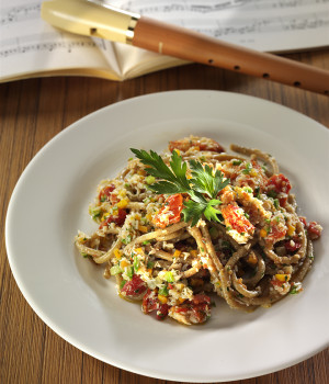 Chitarra-Spaghetti mit Taggiasca-Oliven, Krabbenfleisch und Gemüse