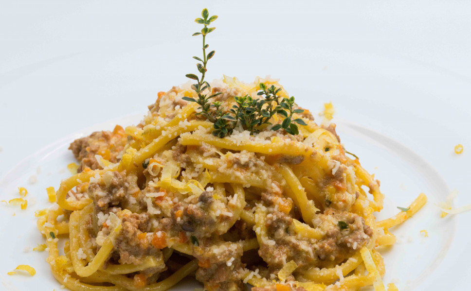 Spaghettis alla chitarra avec sauce ragù blanche, pesto d'agrumes et thym citronné