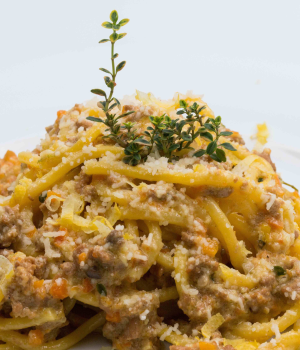 Gitarren Spaghetti mit éRagùbianco, Zitrusfrüchtepesto und Zitronenthymian