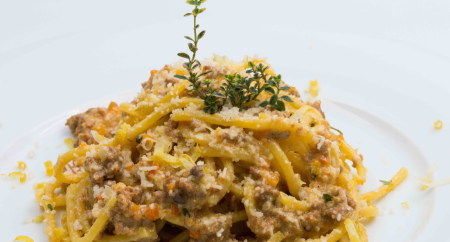 Gitarren Spaghetti mit éRagùbianco, Zitrusfrüchtepesto und Zitronenthymian