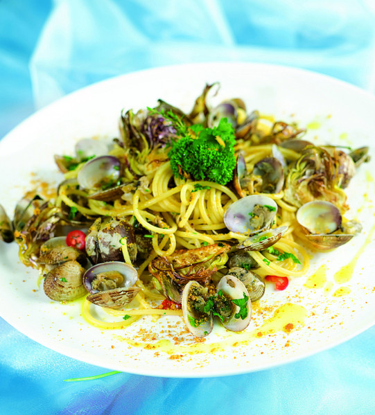 Spaghetti alle vongole veraci, bottarga e carciofi