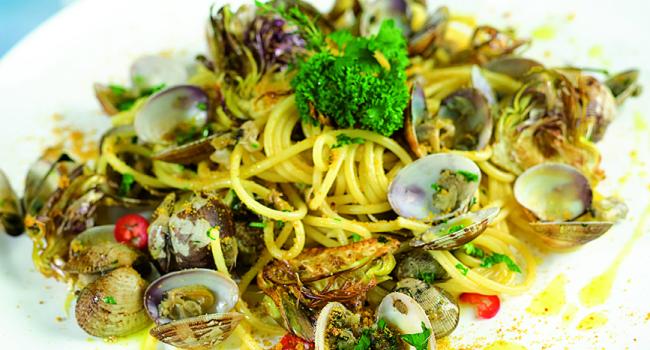 Spaghetti alle vongole veraci, bottarga e carciofi