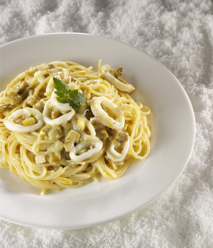 SPAGHETTI CON RAGU' DI CALAMARI E ASPARAGI