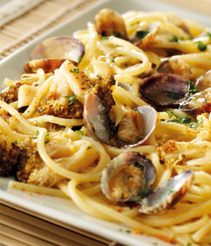 Spaghetti con vongole, broccoli e bottarga