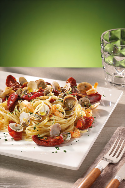 SPAGHETTI CON VONGOLE, GAMBERI E SOLEGGIATI