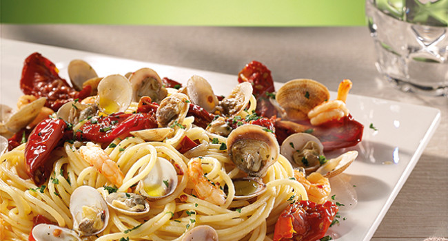 SPAGHETTI CON VONGOLE, GAMBERI E SOLEGGIATI