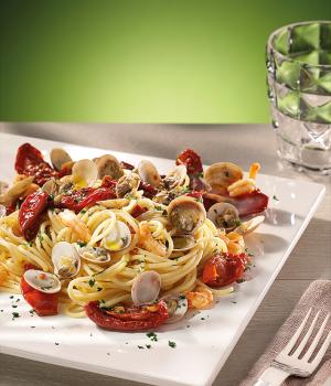 SPAGHETTI WITH CLAMS, PRAWNS AND SOLEGGIATI