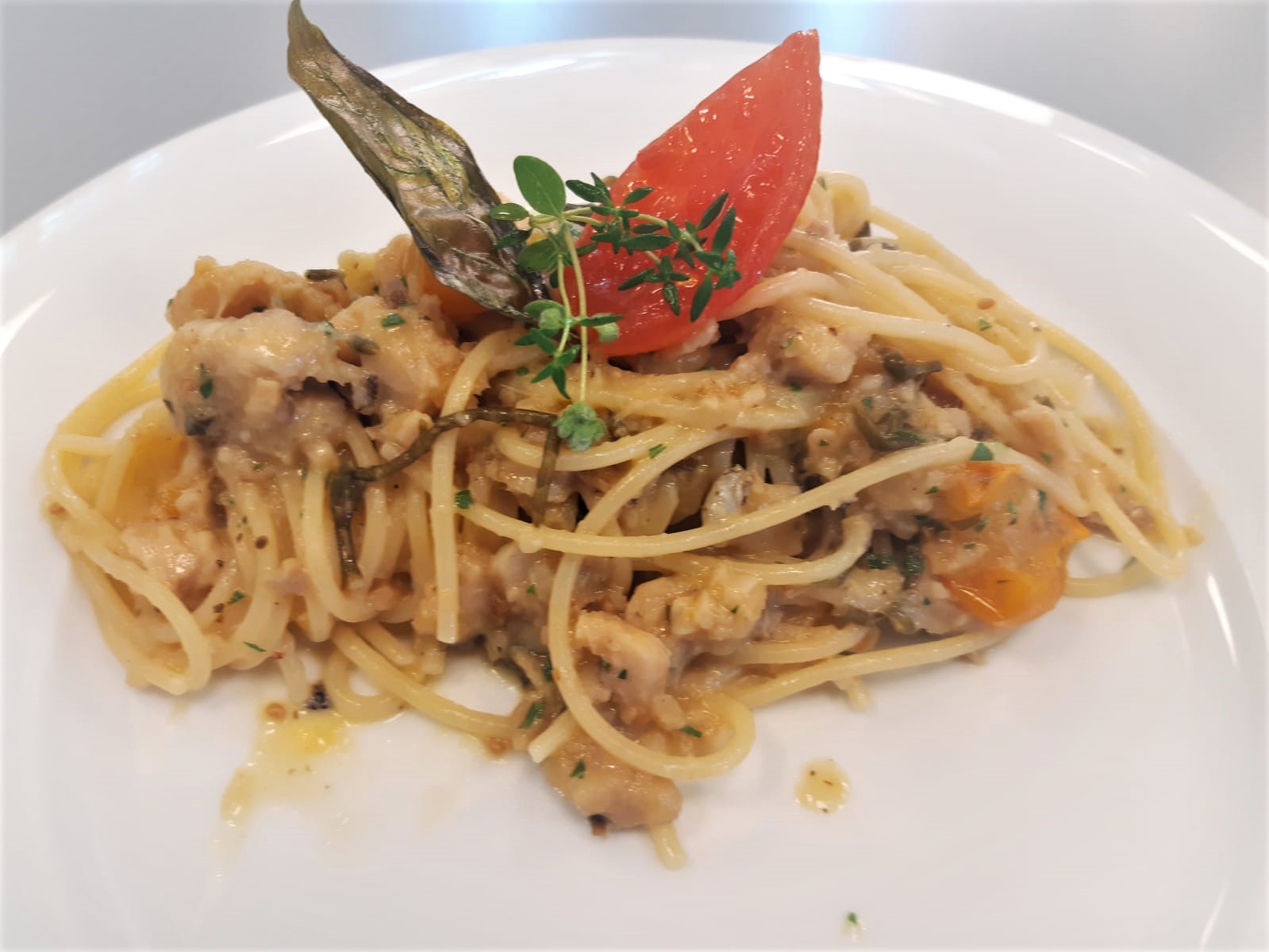 SPAGHETTI RUVIDI CON SCORFANO, SALICORNIA E DATTERINI GIALLI
