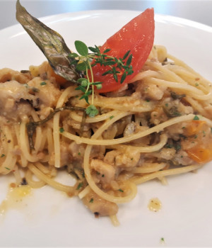 SPAGHETTI RUVIDI CON SCORFANO, SALICORNIA E DATTERINI GIALLI