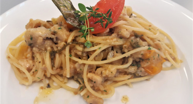 SPAGHETTI RUVIDI CON SCORFANO, SALICORNIA E DATTERINI GIALLI