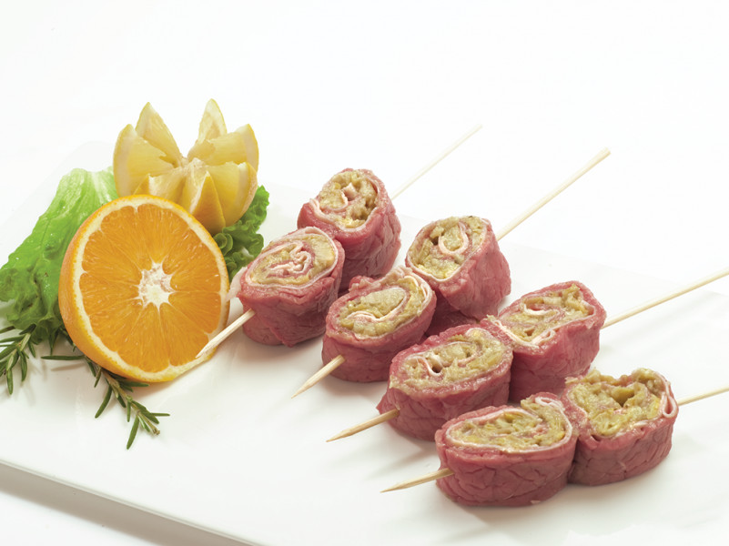 Spiedini arrotolati con salsa di carciofi e prosciutto cotto