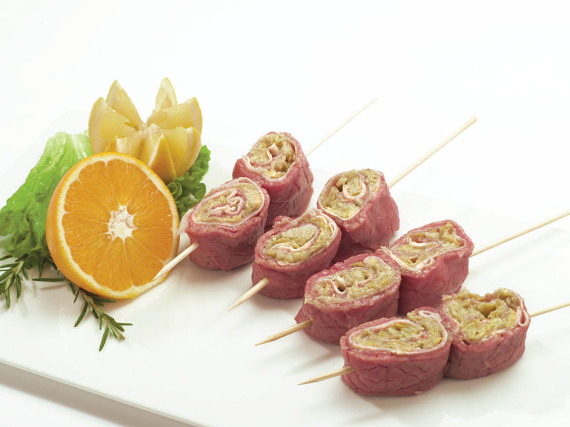 Gewickelte Spießchen mit Artischockensauce und gekochtem Schinken