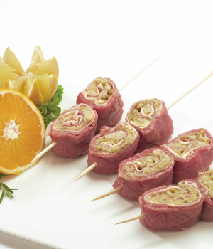 Spiedini arrotolati con salsa di carciofi e prosciutto cotto