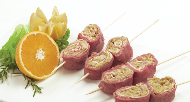 Spiedini arrotolati con salsa di carciofi e prosciutto cotto