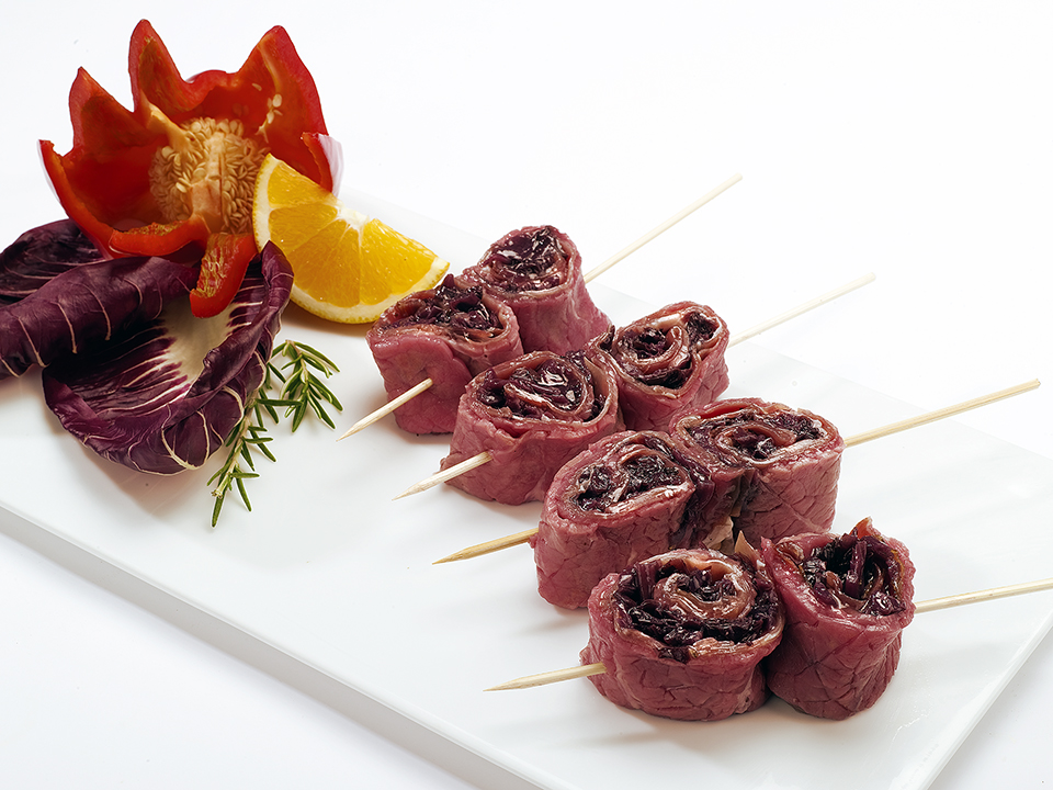 Spiedini arrotolati con salsa di radicchio e speck