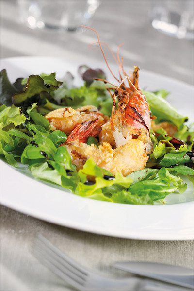 Spiedini di gamberoni in crosta di mandorle