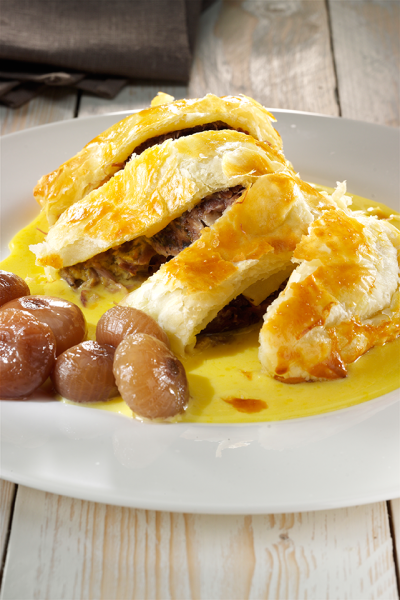 Jarrete de cordero crujiente con sabayón salado y cebollitas