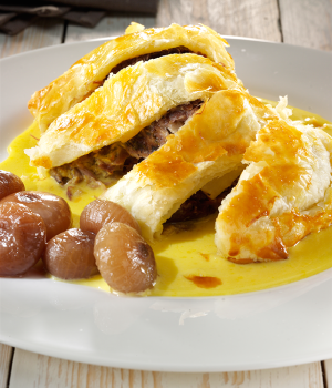 Stinco in camicia con zabaglione salato e cipolline