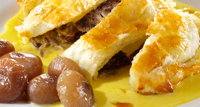 Stinco in camicia con zabaglione salato e cipolline