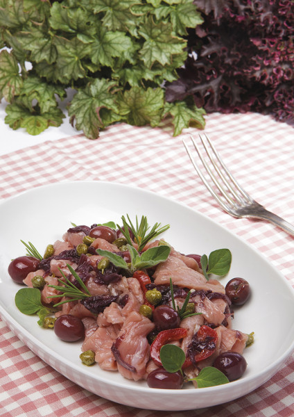 Fleischstreifen „Straccetti“ mit Radicchio und Oliven