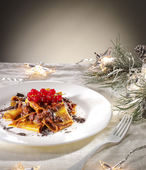 Straccetti di pasta con ragù di cinghiale, cioccolato e ribes