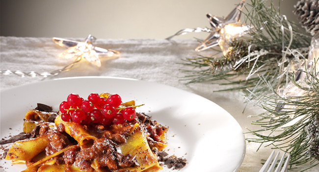 Straccetti di pasta con ragù di cinghiale, cioccolato e ribes
