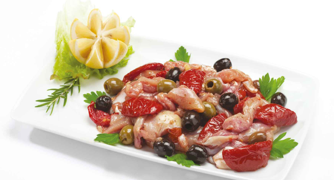 Straccetti di pollo con tris di olive piccantine e soleggiati