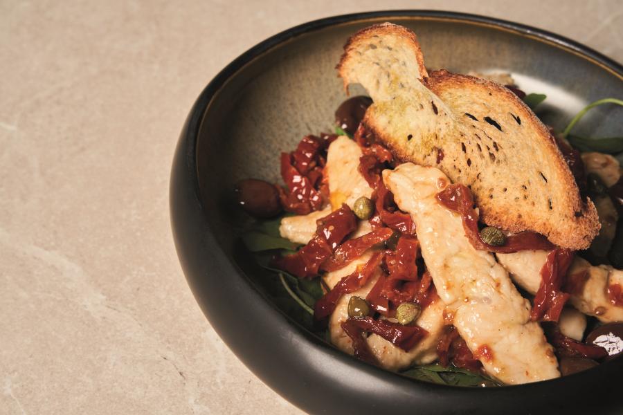 Straccetti di tacchino con pomodori secchi, olive e capperi