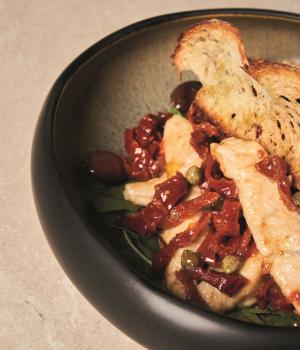 Straccetti di tacchino con pomodori secchi, olive e capperi