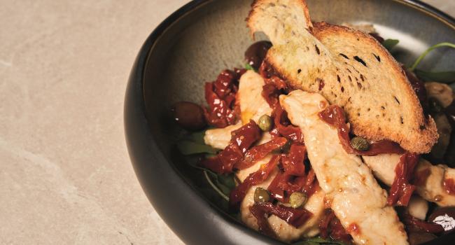 Straccetti di tacchino con pomodori secchi, olive e capperi