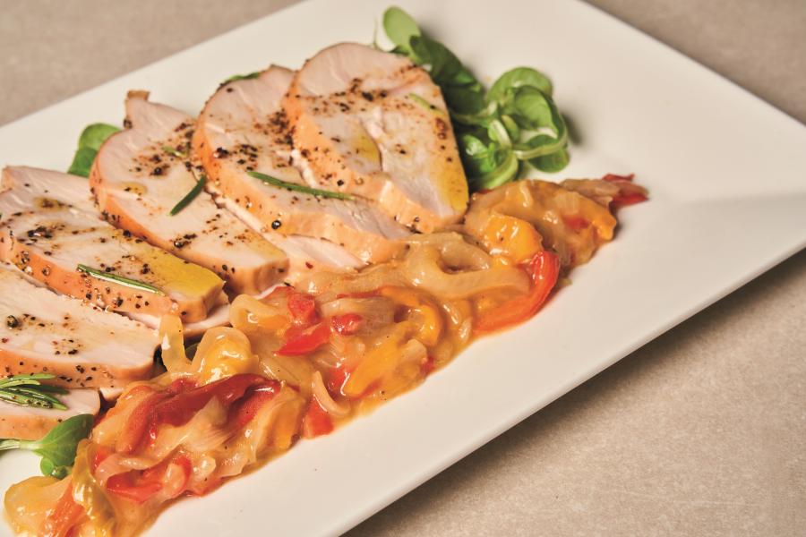 Tagliata di pollo con spadellata di peperoni e cipolla