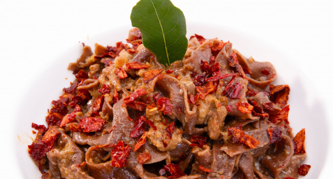 Tagliatelle al cacao con cinghiale e peperone crusco