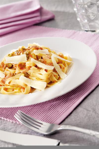 Tagliatelle mit Spargel, Rohschinken und Pomoleggero