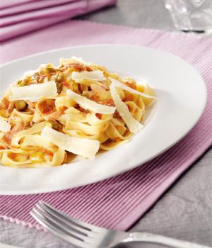 Tagliatelle con asparagi, crudo  e pomoleggero