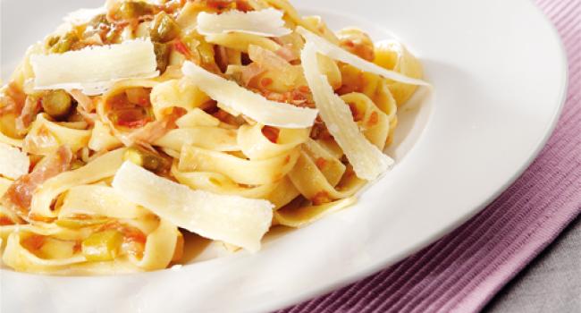 Tagliatelle con asparagi, crudo  e pomoleggero