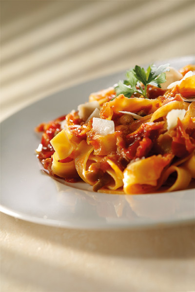 Tagliatelle con asparagi e crudo