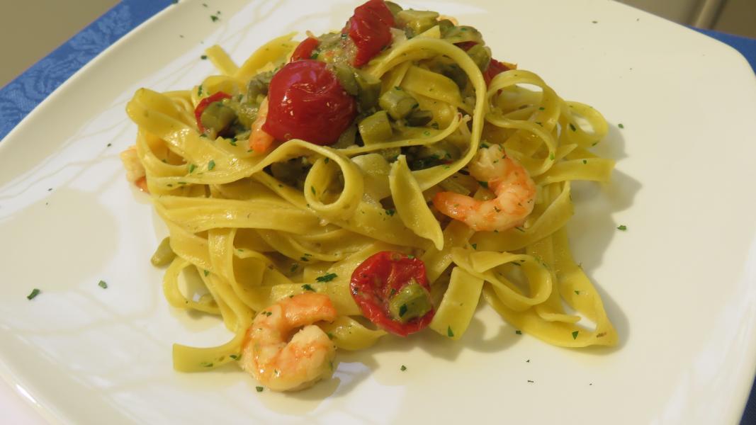 TAGLIATELLE MIT SPARGEL UND GARNELEN