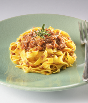 TAGLIATELLE CON RAGÙ ALLA BOLOGNESE