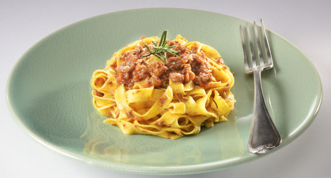 TAGLIATELLE CON RAGÙ ALLA BOLOGNESE