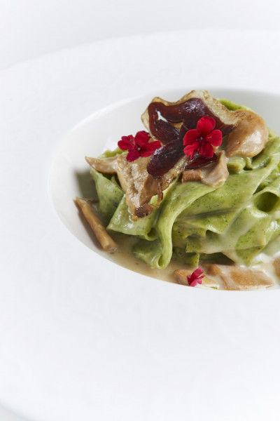 TAGLIATELLE DI SPINACI CON PORCINI  E PETTO D’OCA AFFUMICATO