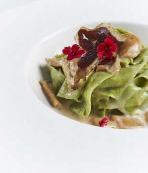 TAGLIATELLE DI SPINACI CON PORCINI  E PETTO D’OCA AFFUMICATO