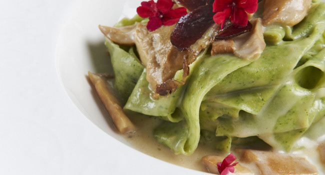 SPINAT-TAGLIATELLE MIT STEINPILZEN  UND GERÄUCHERTER GÄNSEBRUST