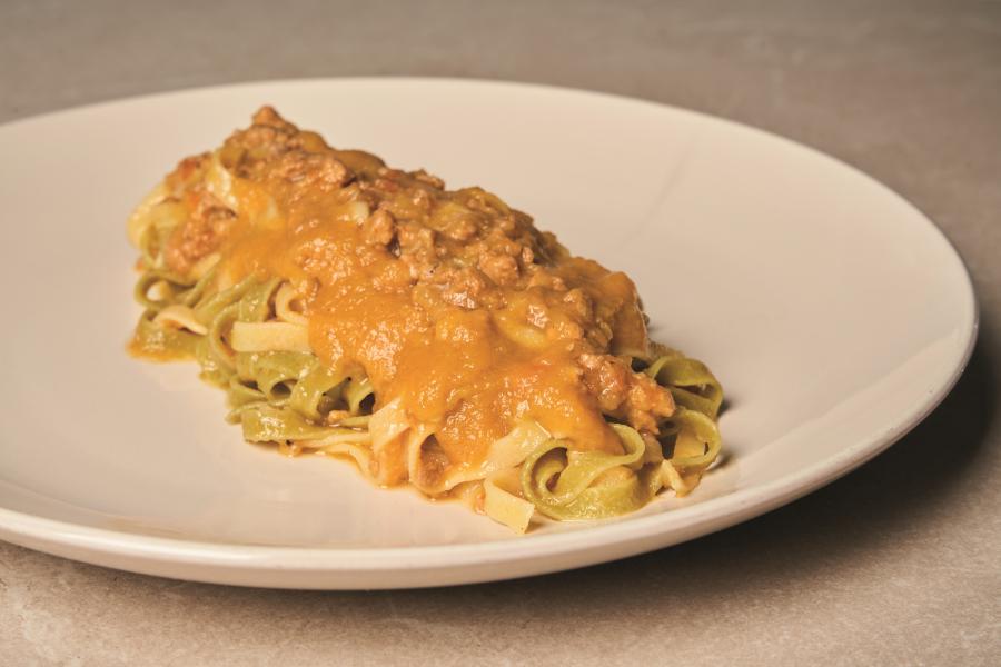 Tagliatelle paglia e fieno al ragù e passata gialla