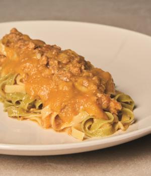 Tagliatelle paglia e fieno al ragù e passata gialla