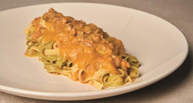 Tagliatelle paglia e fieno al ragù e passata gialla