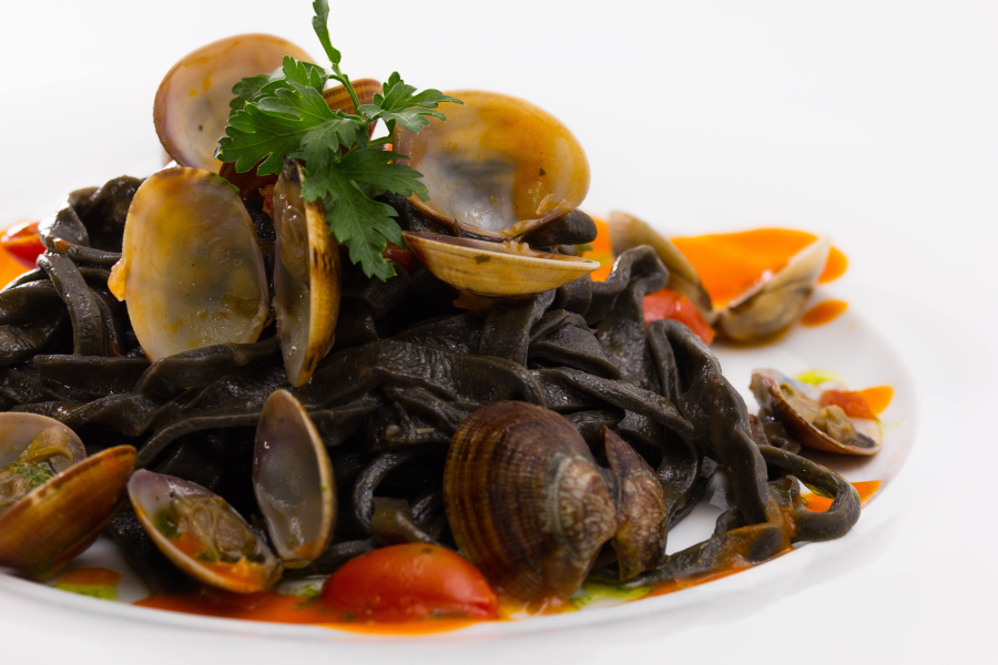 Tagliolini al nero con vongole veraci e datterini