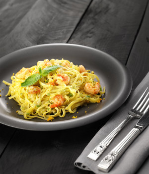 TAGLIOLINI AL PESTO DI AGRUMI, MAZZANCOLLE E ZUCCHINE