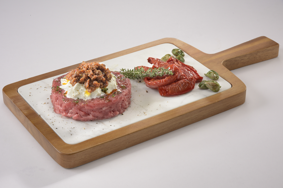 TARTARE DI MANZO CON BURRATA E SALSADORO
