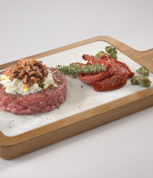 TARTARE DI MANZO CON BURRATA E SALSADORO